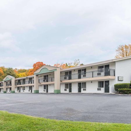 Days Inn By Wyndham Lenox Ma Exterior photo