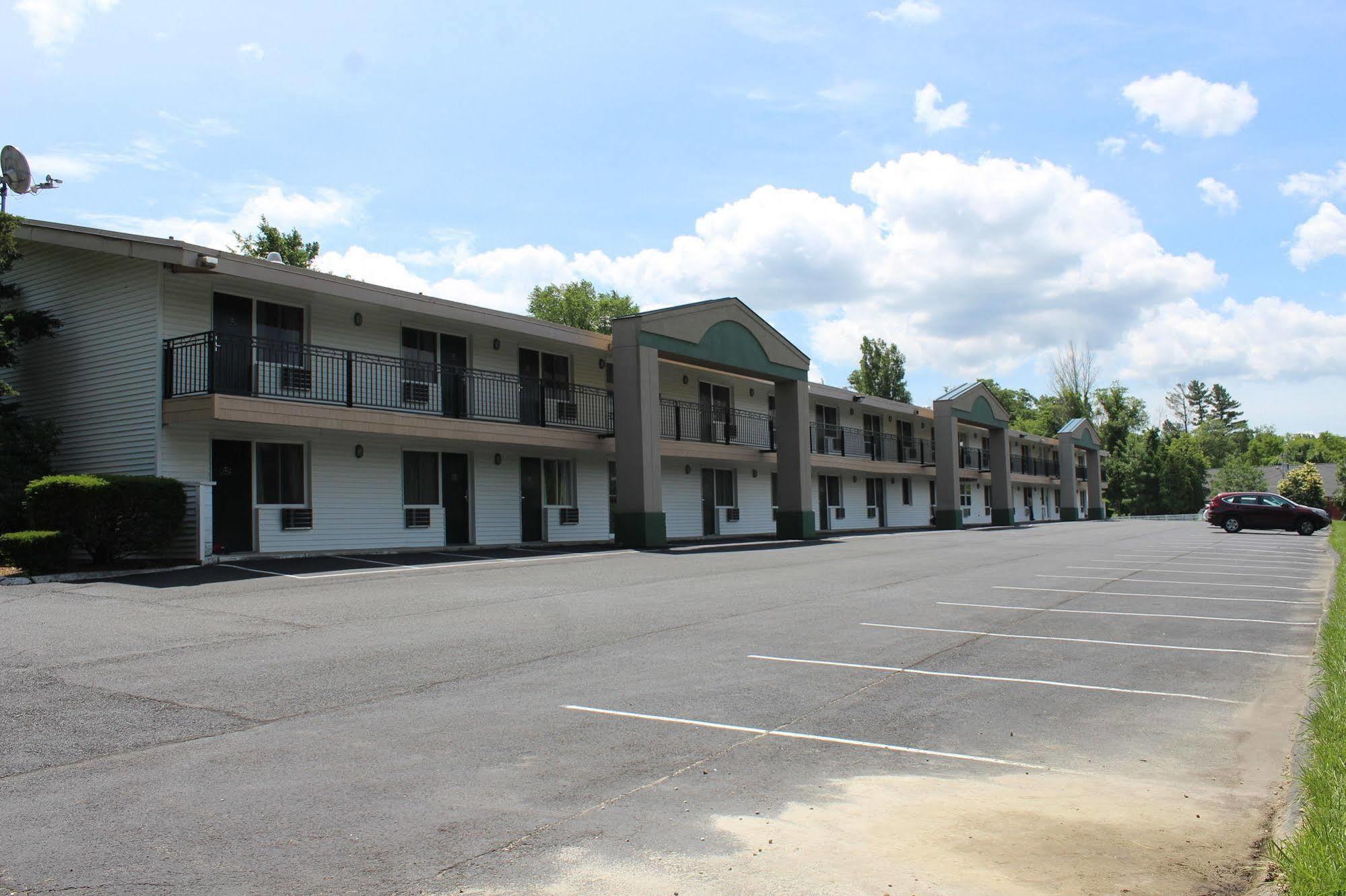 Days Inn By Wyndham Lenox Ma Exterior photo
