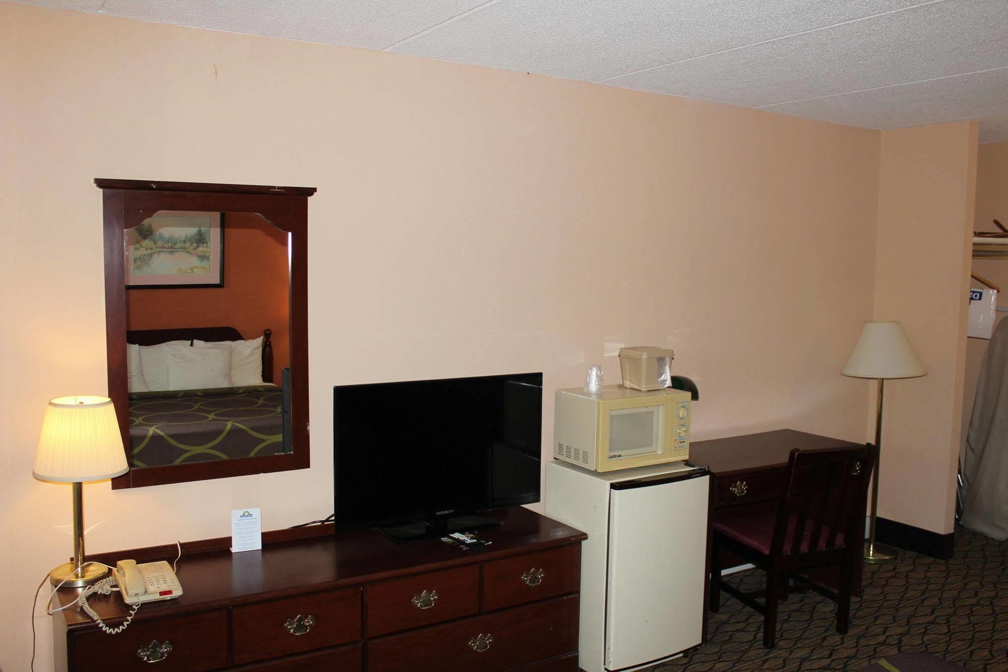 Days Inn By Wyndham Lenox Ma Exterior photo