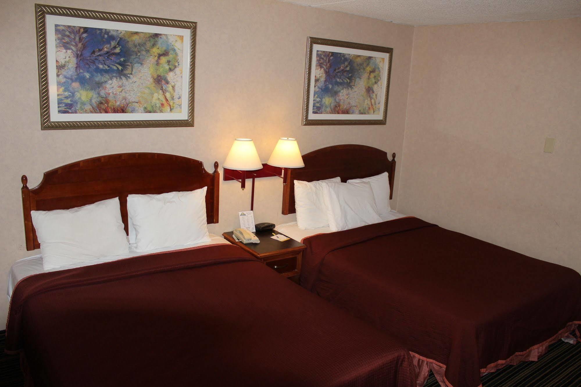 Days Inn By Wyndham Lenox Ma Exterior photo