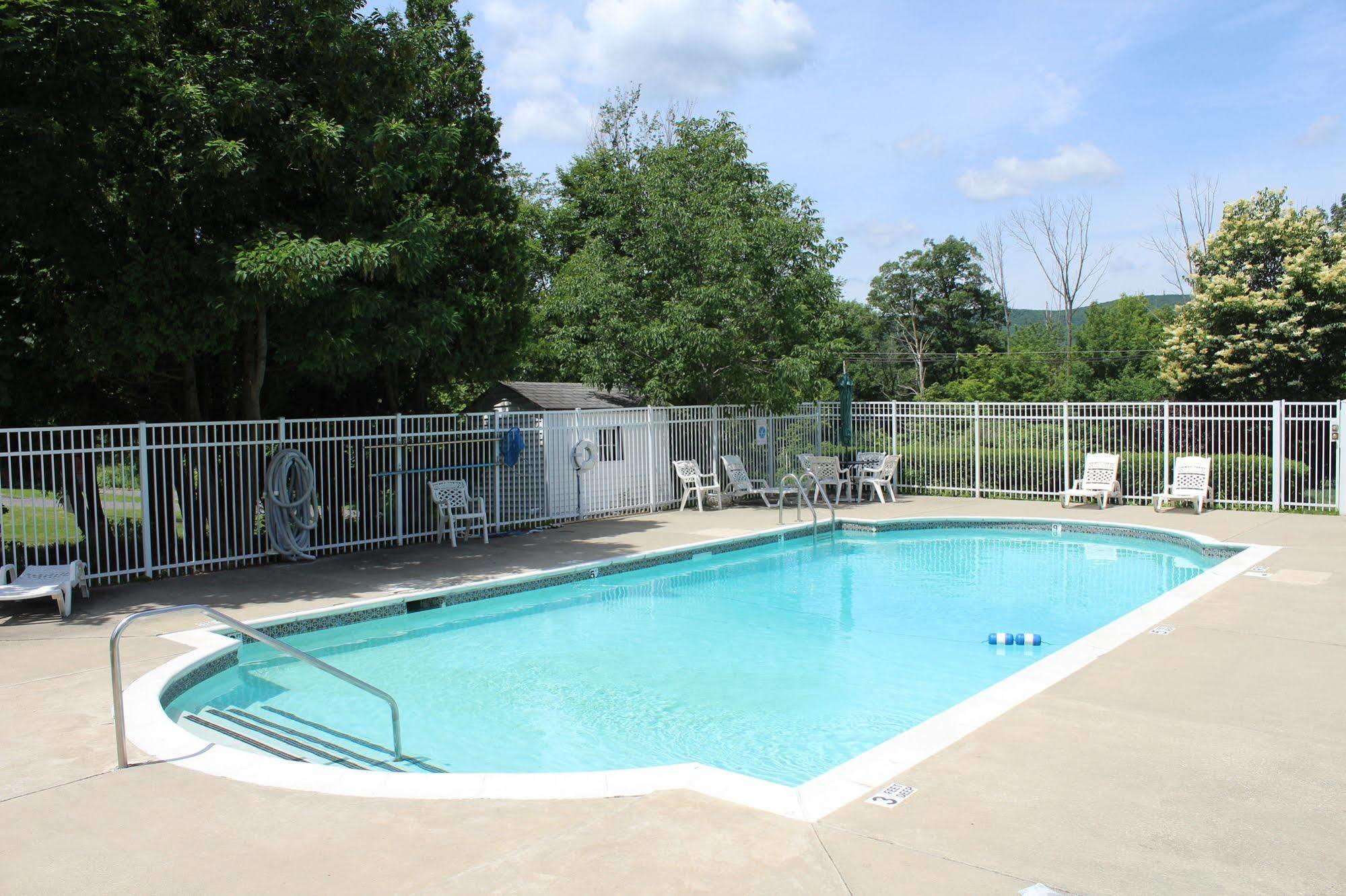Days Inn By Wyndham Lenox Ma Exterior photo