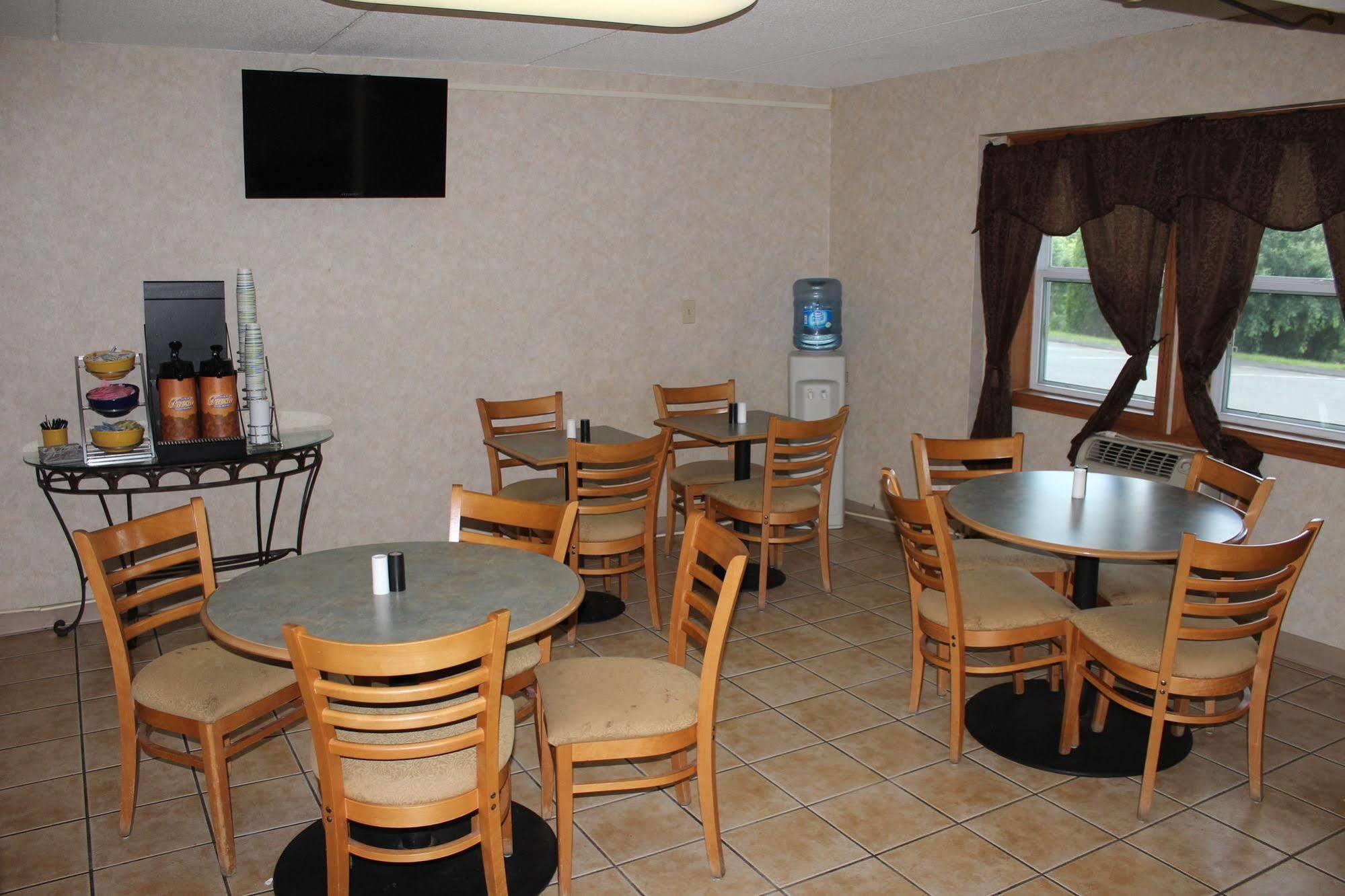 Days Inn By Wyndham Lenox Ma Exterior photo