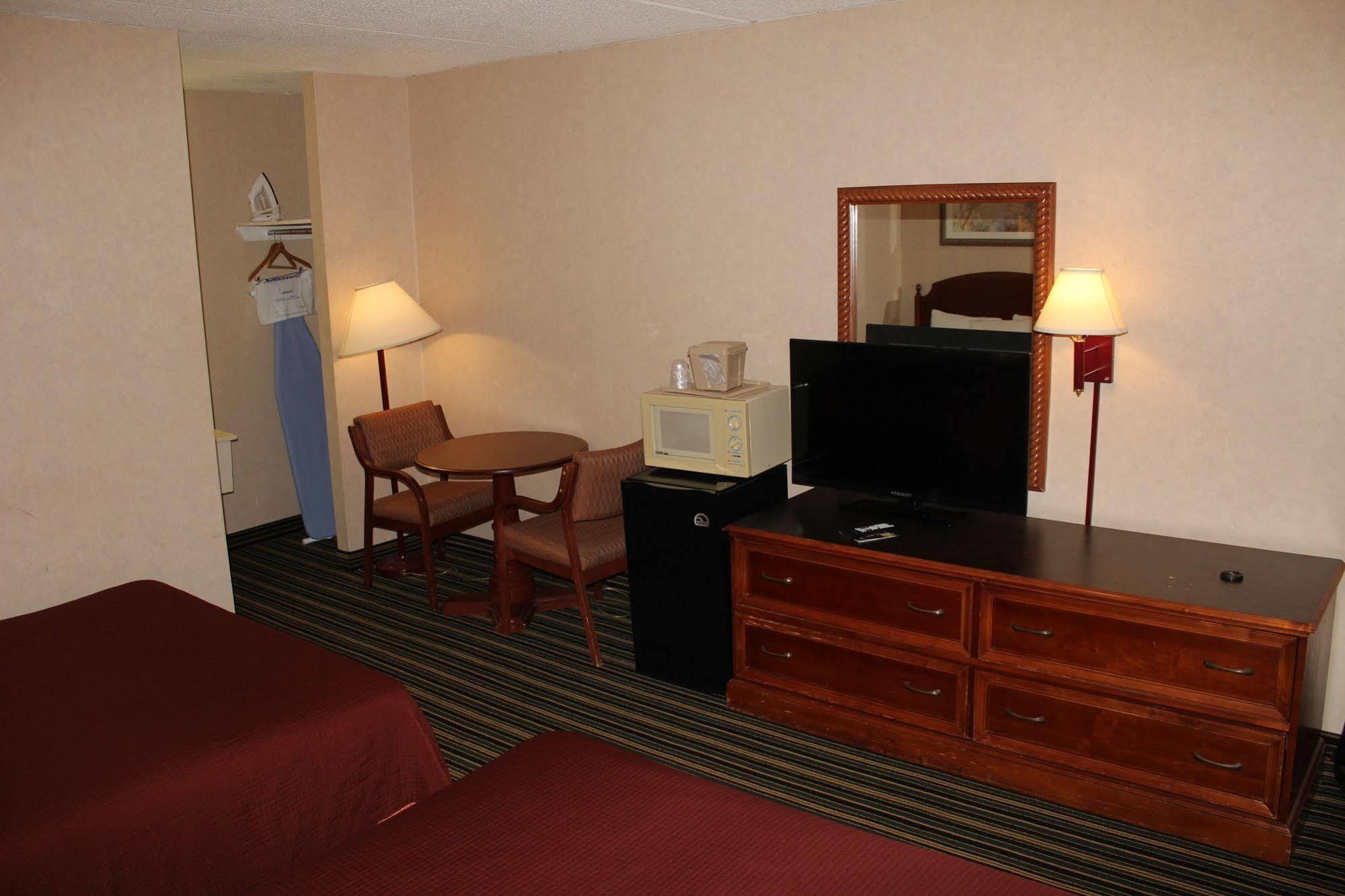 Days Inn By Wyndham Lenox Ma Exterior photo