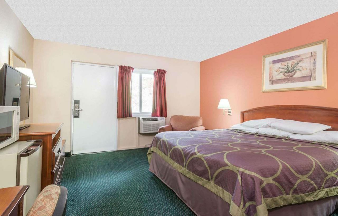 Days Inn By Wyndham Lenox Ma Exterior photo